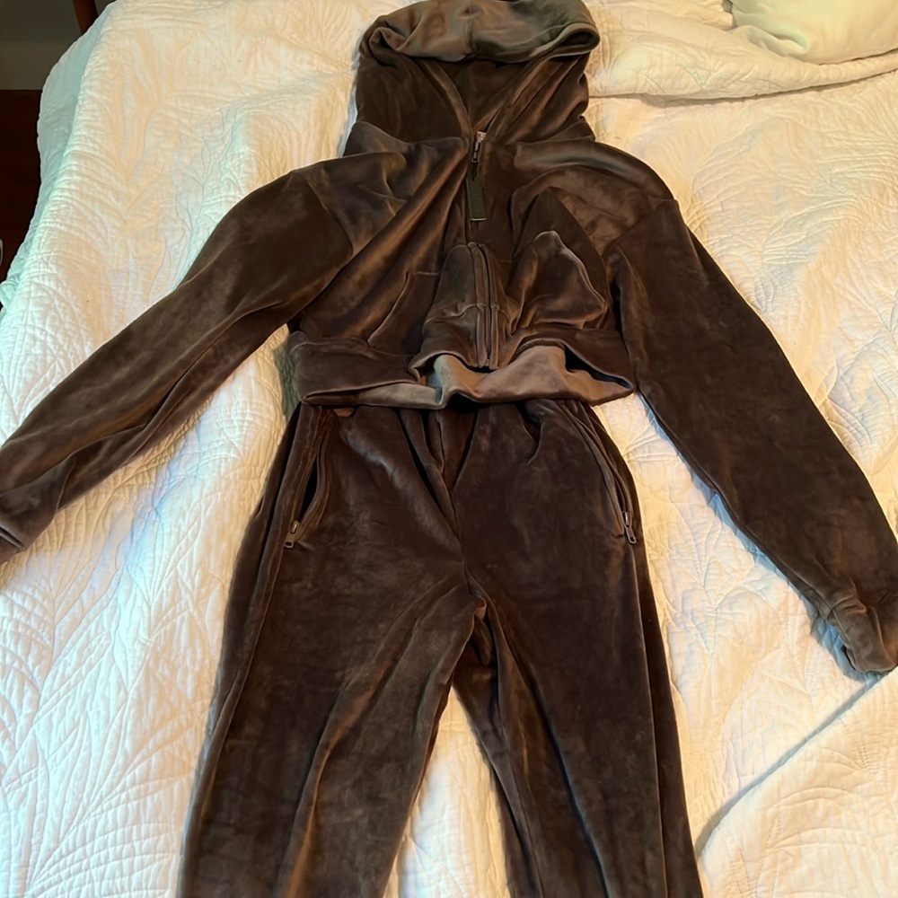 Skims brown velour set